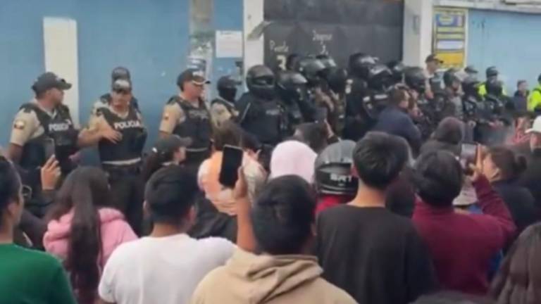 Padres protestan en escuela del sur de Quito tras denuncia por presunto abuso sexual a un estudiante