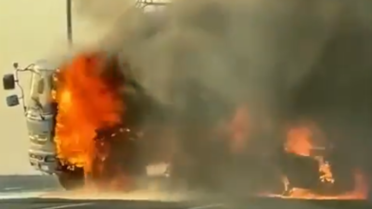 Un muerto por choque entre carro y camión que se incendiaron en la vía Guayaquil-Santa Elena