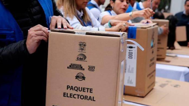 Fotografía de una caja en la que vienen los paquetes electorales.