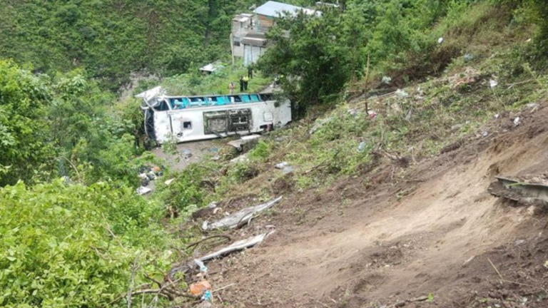 Al menos 14 muertos en accidente de autobús que cayó a un abismo cerca de la frontera entre Ecuador y Colombia