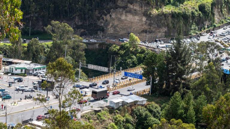 Más de 50 cruces informales exponen la migración irregular en Tulcán