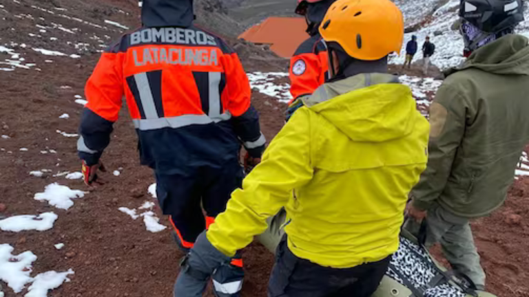 Recuperan cuerpo de turista estadounidense que murió cuando descendía el volcán Cotopaxi