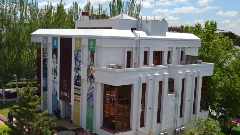 Becas completas de másters europeos para ecuatorianos son ofrecidas por la EUDE Business School y la OEA