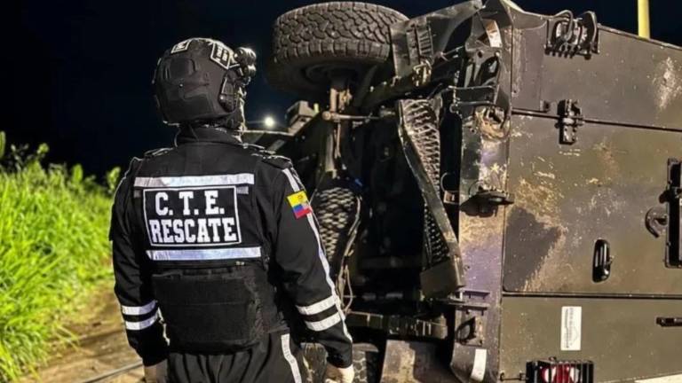 Muere militar tras choque de vehículo del Ejército contra bus en Los Ríos