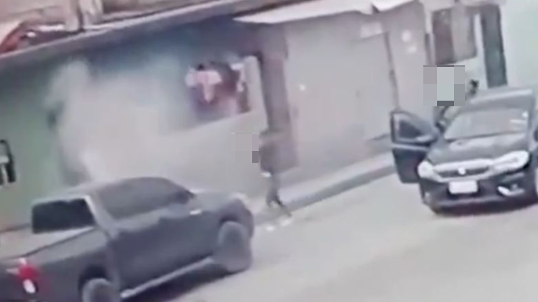 VIDEO | Sujetos disparan ráfaga de balas contra camioneta blindada en Isla Trinitaria, en Guayaquil