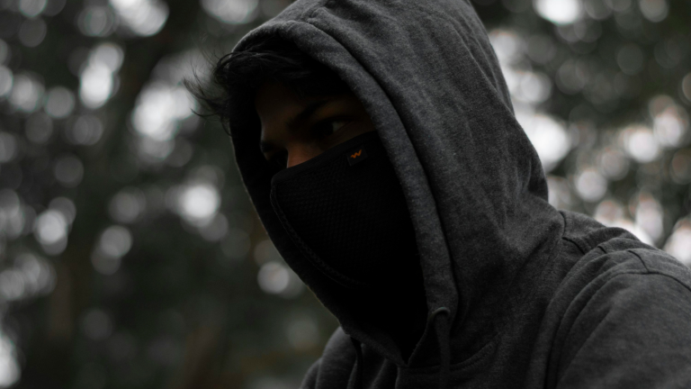 VIDEO | Padre evitó que sujeto enmascarado secuestrara a su hijo en medio de una calle