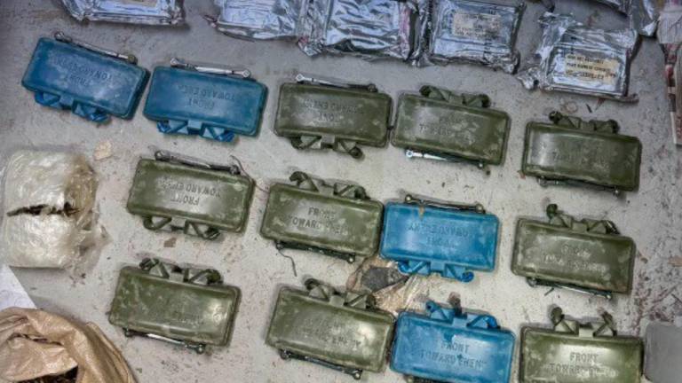 Policía descubre búnker subterráneo con minas Claymore, explosivos C4 y armas en una vivienda de Guayaquil