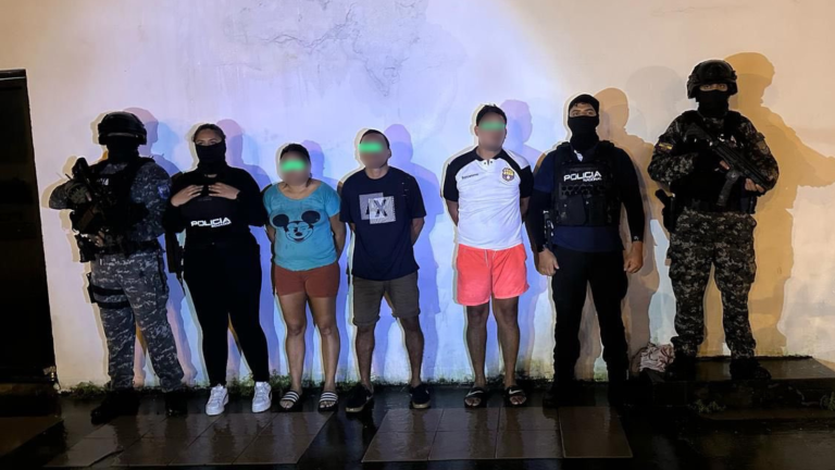 Detienen a tres personas que habrían exigido USD 20.000 a propietarios de locales comerciales en Guayaquil