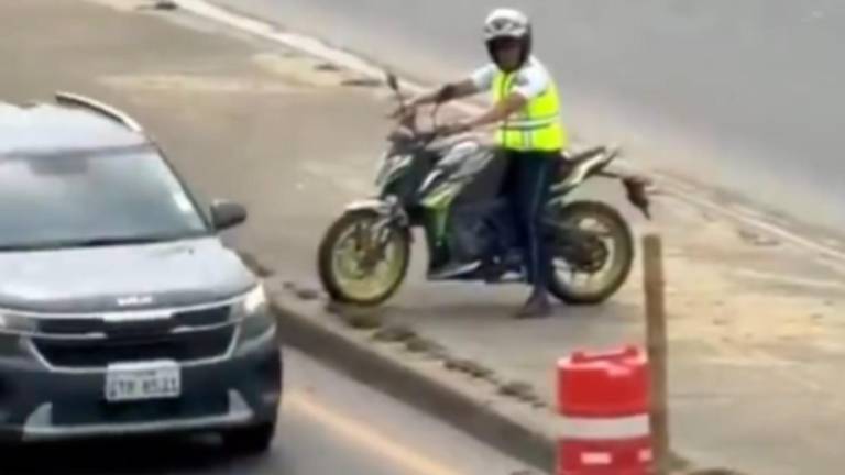 Video viral muestra a agente de tránsito presuntamente recibiendo sobornos en Daule