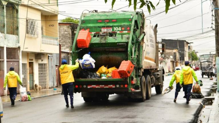 Gobierno analiza flexibilizar recolección de basura durante toque de queda
