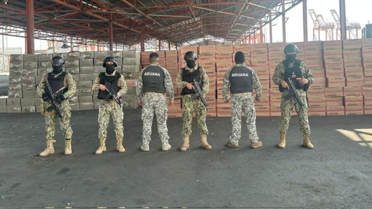 Cargamento ilegal de cigarrillos valorado en más dos millones de dólares es incautado en puerto de Guayaquil