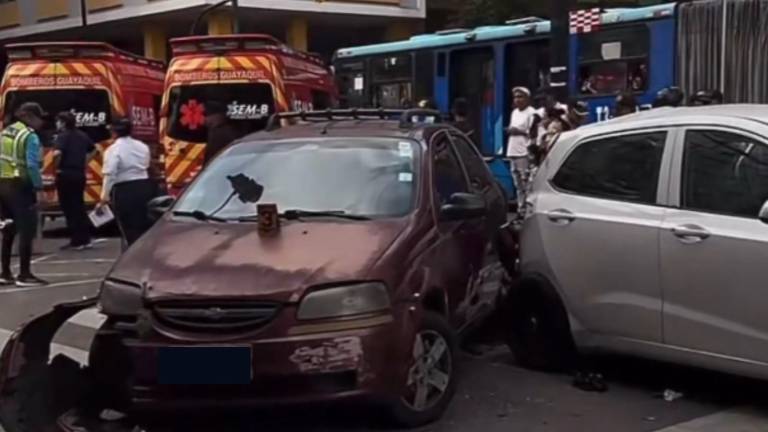 Bus de la Metrovía protagoniza choque múltiple en el centro de Guayaquil
