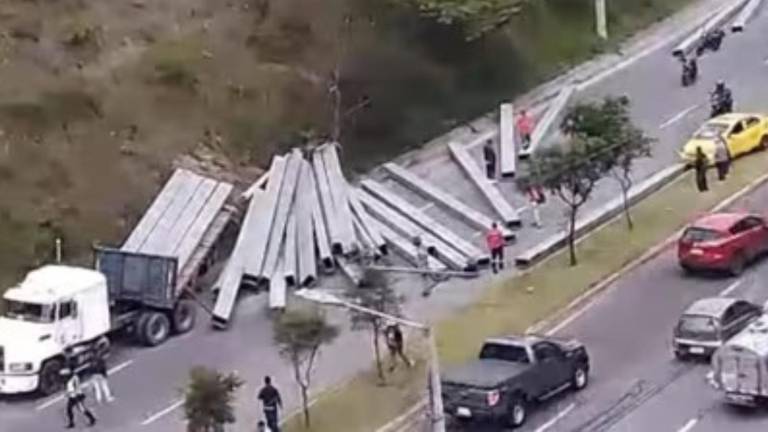 En menos de 24 horas, otro accidente de camión se reporta en la Av. Simón Bolívar, en Quito