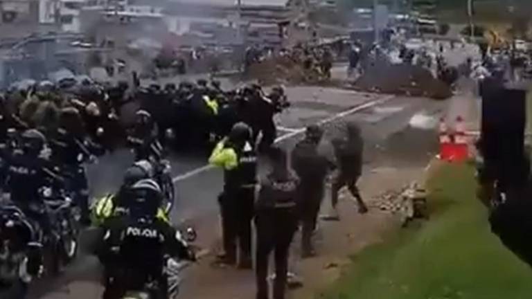 Enfrentamientos en Carchi entre policías y manifestantes por la eliminación del subsidio al diésel deja varios detenidos