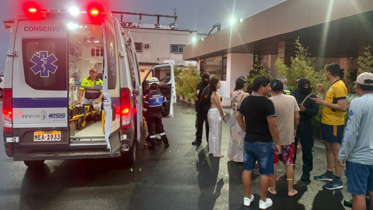 Rescatan a 13 personas que iban a bordo de un yate que se hundió en una playa de Manta