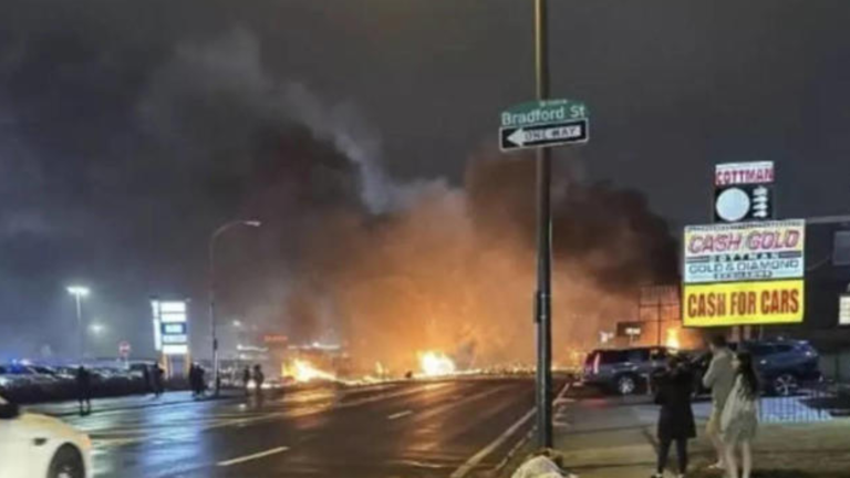 Al menos 6 muertos tras chocar un avión pequeño cerca de un centro comercial de Filadelfia