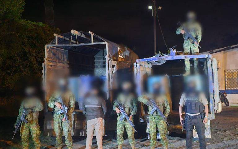 $!Fotografía que muestra dos de los vehículos revisados por la Policía.