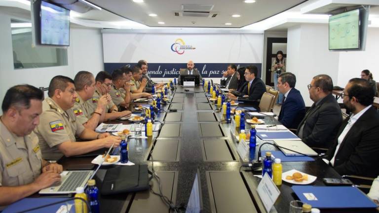El ministro del Interior, John Reimberg, junto a Pablo Dávila, Comandante General de la Policía, Mario Godoy, presidente de la Judicatura, el fiscal Wilson Toainga y la cúpula policial.