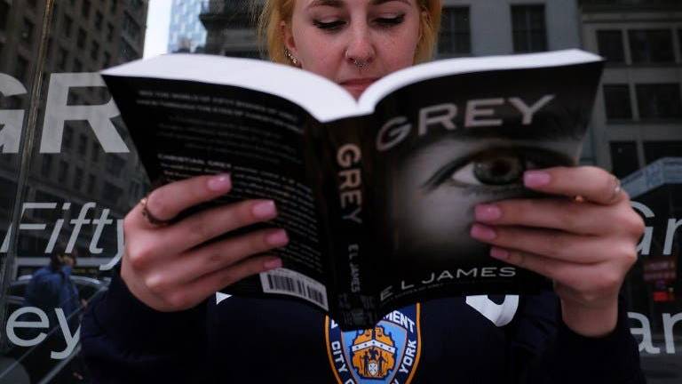 E.L. James sigue alimentando fantasías con "Grey"