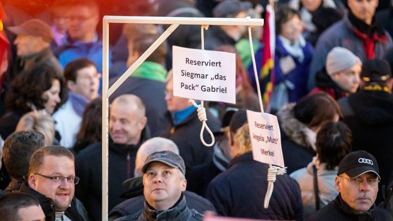 Buscan a los autores de una horca de madera para Merkel