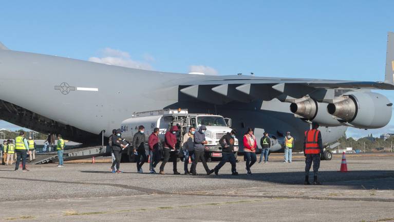 Reportan que México habría negado acceso a avión militar de EE.UU. que iba a trasladar a migrantes indocumentados