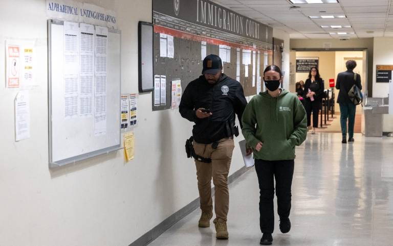 $!Agentes federales patrullan el tribunal de inmigración en el edificio federal Jacob K. Javitz, en Nueva York.