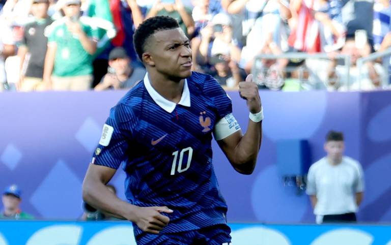 $!Kylian Mbappé, de Francia, celebra tras marcar el primer gol de penalti durante el partido contra Paraguay.