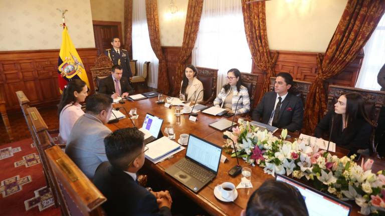Fotografía de la reunión directiva de CELEC encabezada por Noboa.