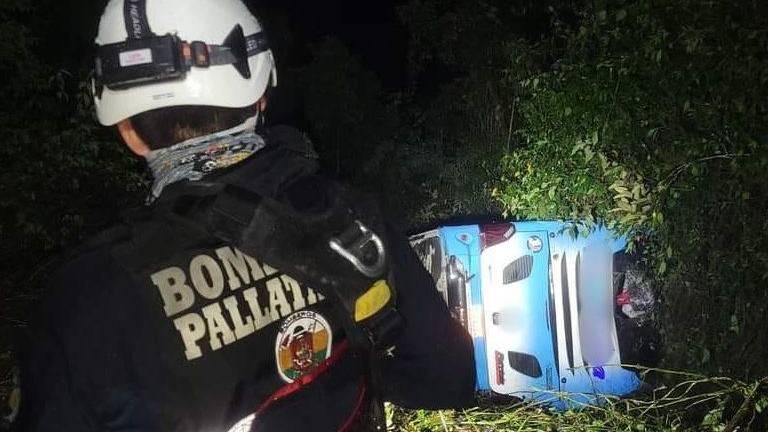 Un bus con más de 40 pasajeros a bordo se precipitó a un abismo en Cotopaxi