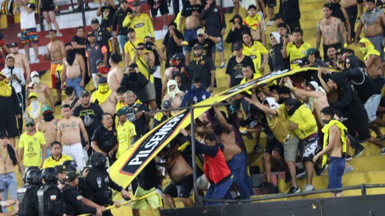 Hinchas de Barcelona SC se enfrentaron a policías en el partido ante Macará.