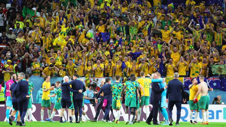 Jugadores y fanáticos australianos celebrando su clasificación a octavos de final de Catar 2022.