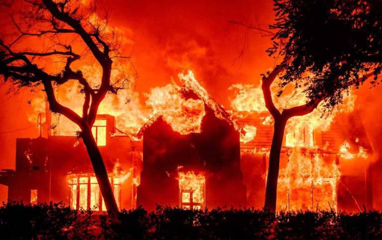 $!Los incendios han dejado al menos 29 víctimas mortales y han obligado a miles de personas, incluidas celebridades, a evacuar sus hogares.