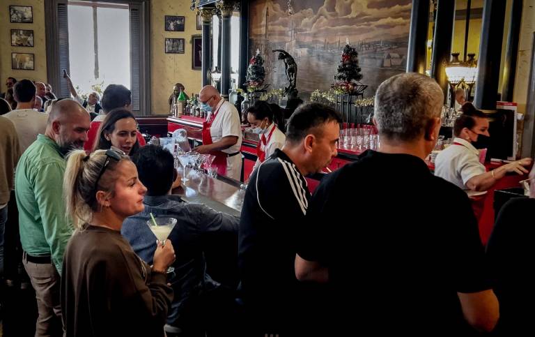 $!Turistas toman daiquiri en El Floridita un bar de La Habana.