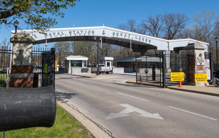 $!Vista de frente de la entrada principal de la Estación Naval Great Lakes. (Foto: NCIS Navy.)
