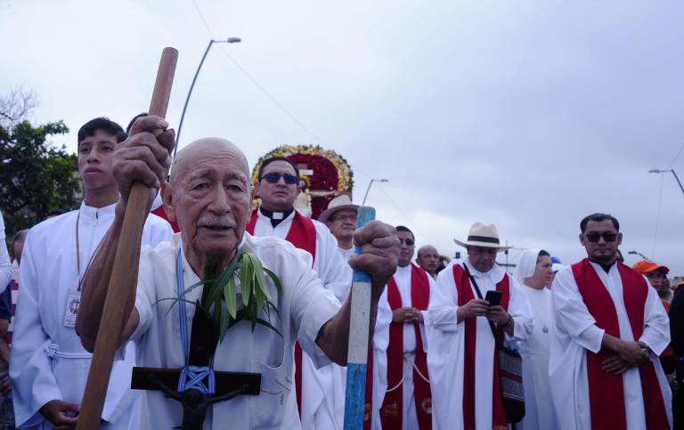 $!Hombre caminó en la procesión del Cristo del Consuelo.