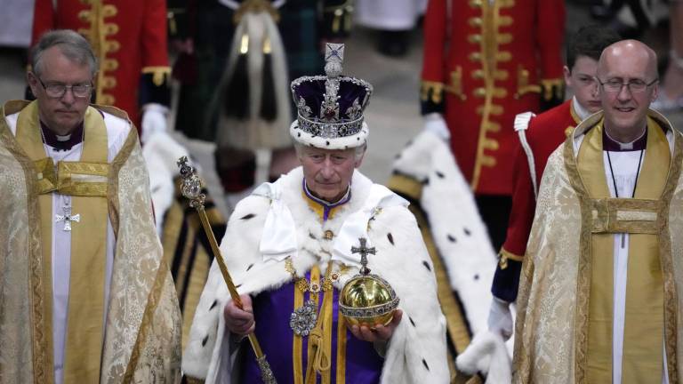 El rey Carlos III, con su traje imperial durante su ceremonia de coronación.