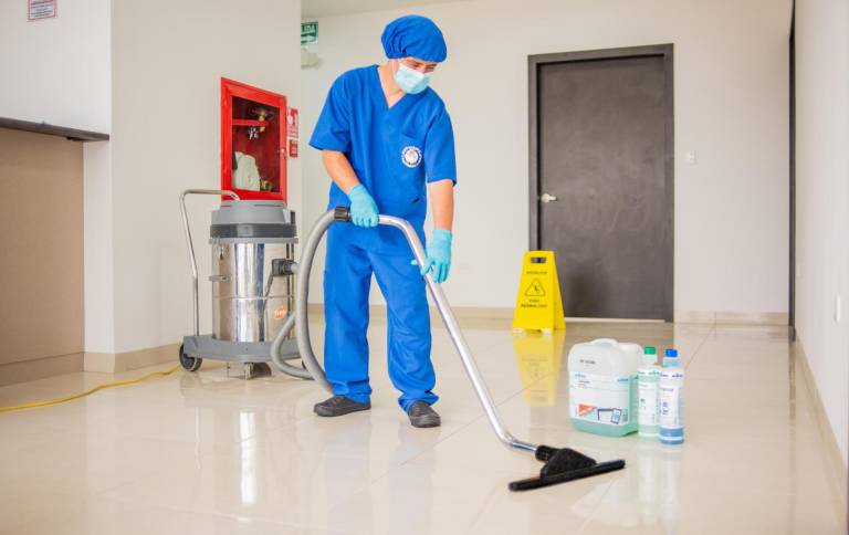 $!Detergentes neutros y ácidos, decapantes, pulimentos, recubrimientos y desinfectantes son algunos de los productos que se utilizan para la limpieza.