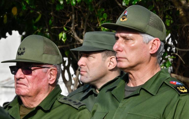 $!El presidente de Cuba Miguel Diaz-Canel (R) junto a Raúl Castro (C), en La Habana.