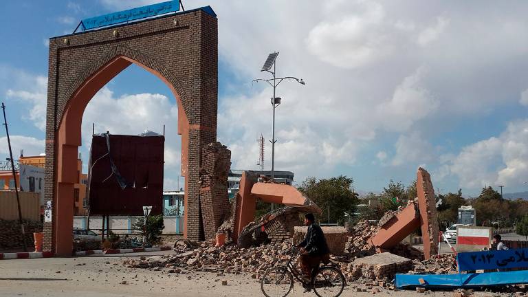 Los socorristas se movilizan tras potente sismo en Asia