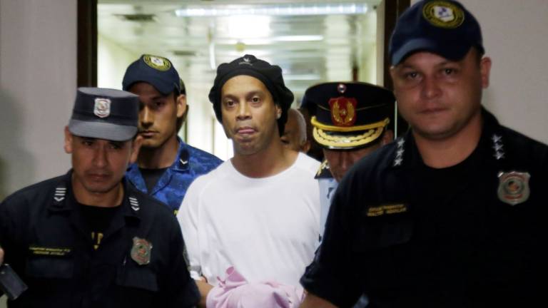Presidente de Paraguay ordena investigación interna ante caso Ronaldinho