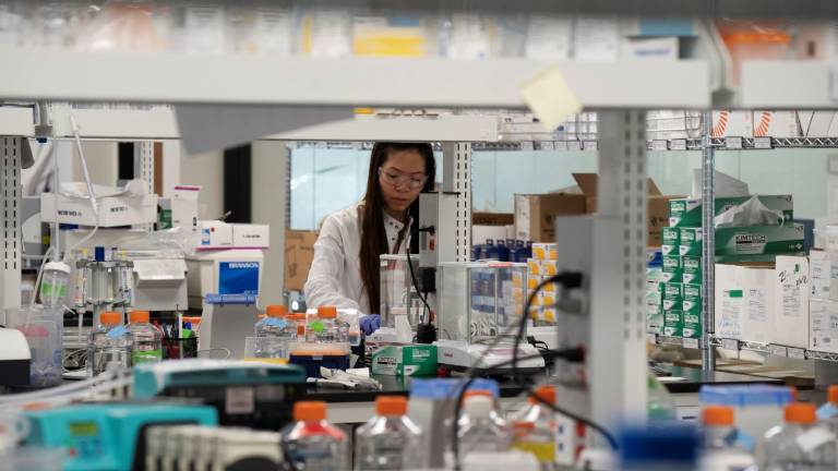 Científicos trabajan en 20 vacunas y 30 medicamentos contra el COVID-19