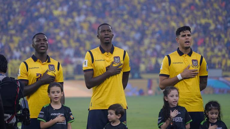 Jugadores de la Selección cantan el himno.