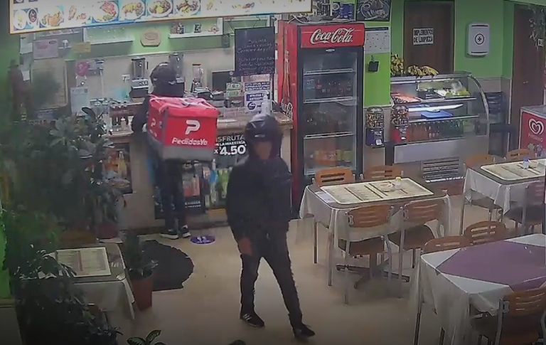 $!Video captó a ladrones que fingían ser repartidores para robar en un restaurante de Quito