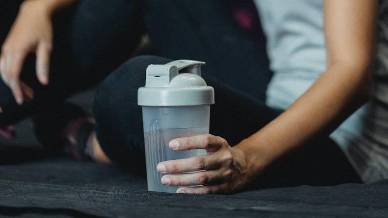 El caso de Kae, una joven que se intoxicó gravemente por no lavar bien su termo de agua