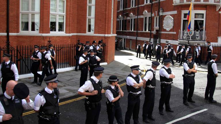 Londres debería dar salvoconducto a Assange, dice Patiño