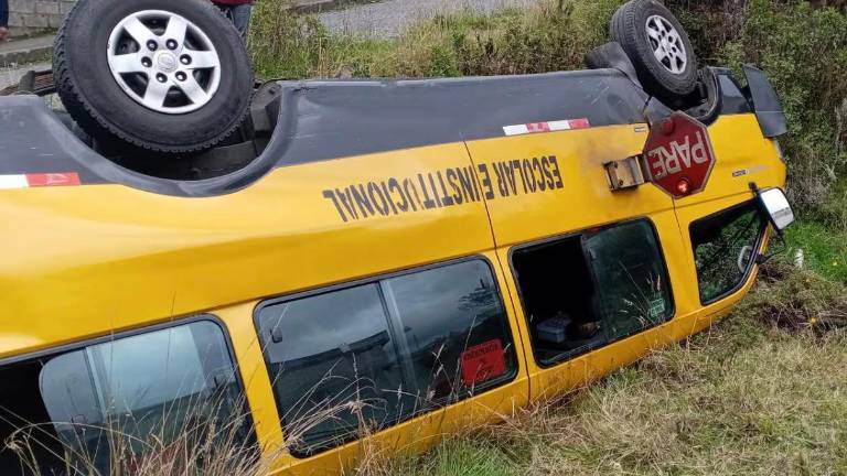 Cinco niños resultaron heridos tras el volcamiento de una furgoneta escolar en el sur de Quito