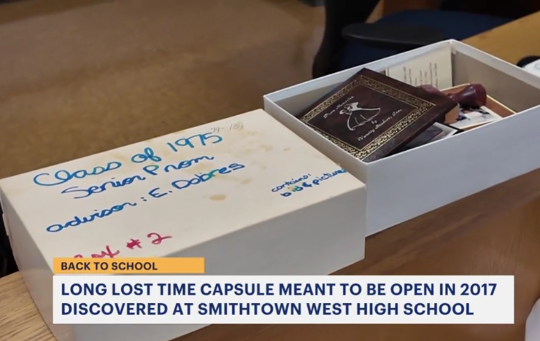 $!Algunos de los objetos que fueron hallados en la cápsula del tiempo. (Foto: News 12 Long Island.)