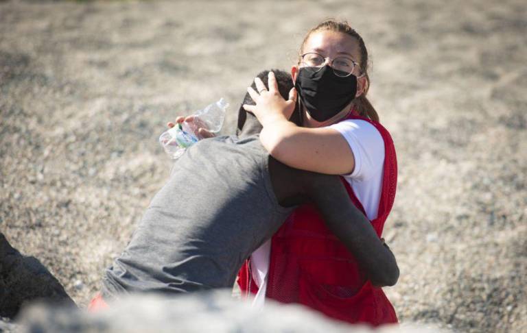$!Ataques racistas a una joven de ONG por abrazar a un inmigrante marroquí