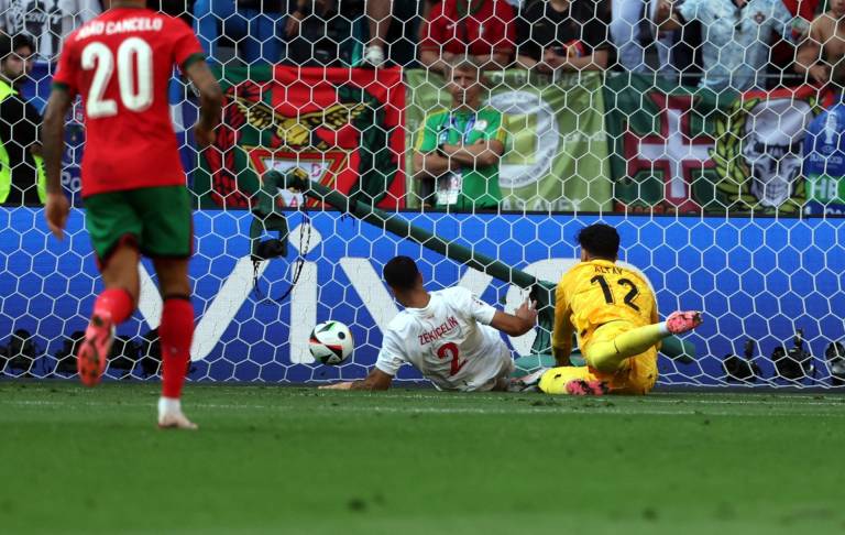 $!Bayindir y Mehmet Zeki de Turquía viendo cómo el autogol de su compañero Samet Akaydin le daba otro punto a Portugal.