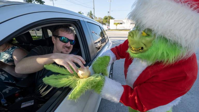 Un duende navideño cambia las multas de tráfico por cebollas en Florida
